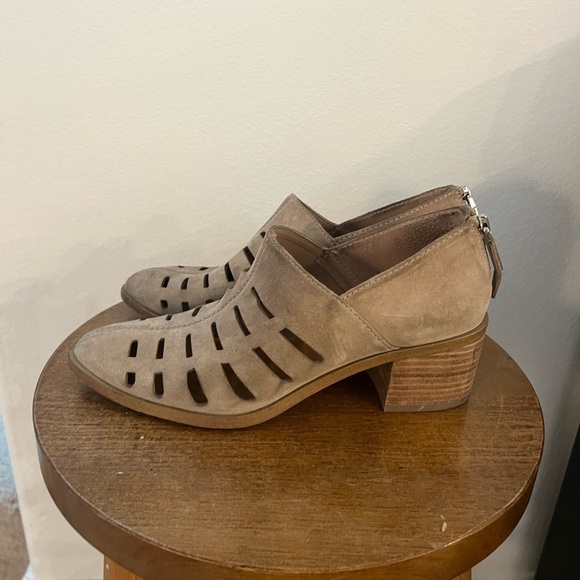 1. State Women’s Beige Leather Booties Size 7.5 - Picture 3 of 9